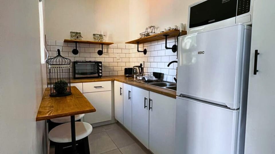Kitchen or kitchenette, microwave, toaster