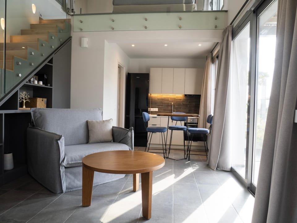 Kitchen or kitchenette, Living room, Seating area, Dining area