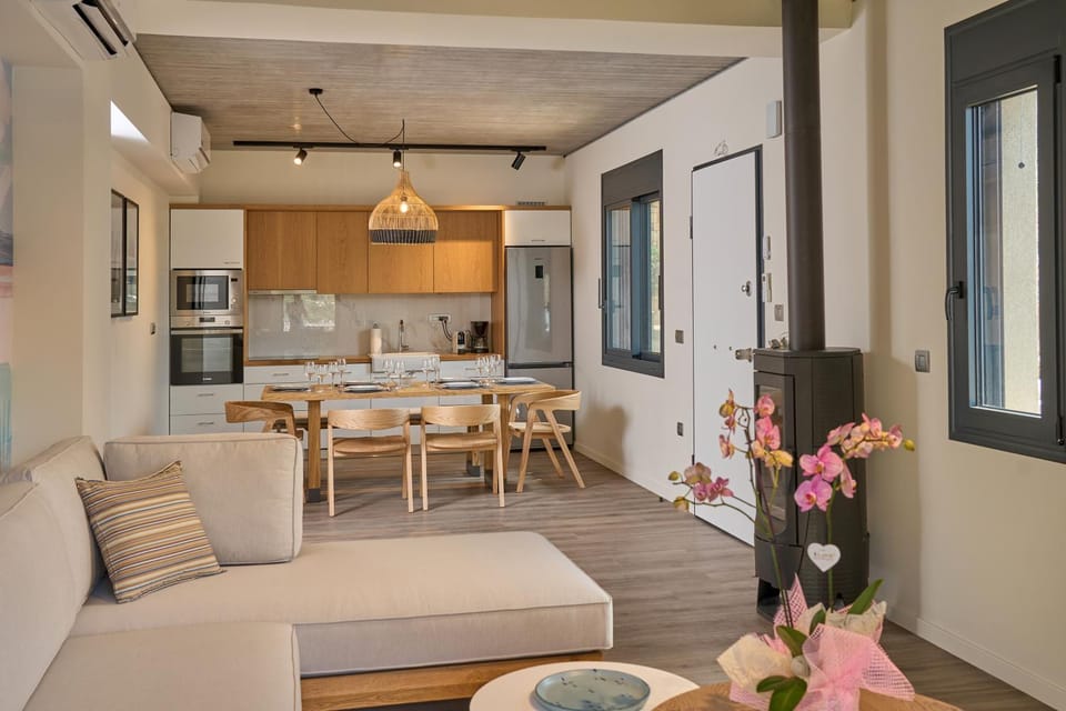 Kitchen or kitchenette, Dining area, minibar, pet friendly, stove