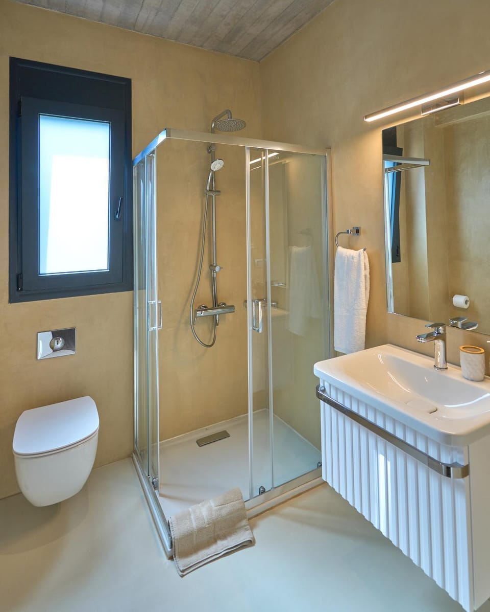 Shower, Toilet, Bathroom, towels