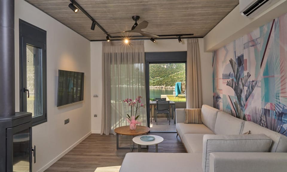 TV and multimedia, Living room, Seating area, fireplace
