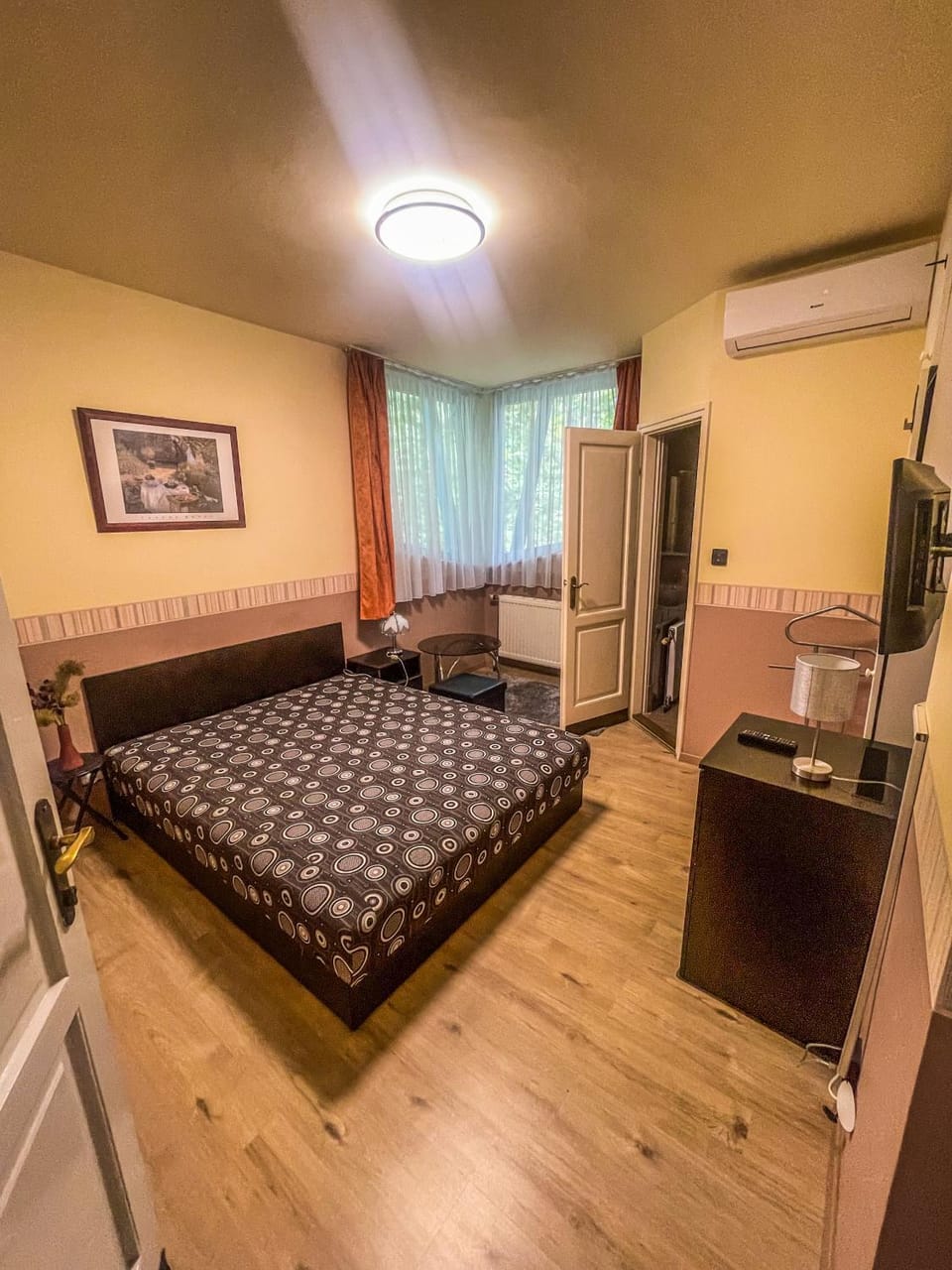 Bed, TV and multimedia, Photo of the whole room, Bedroom, hair dresser, air conditioner