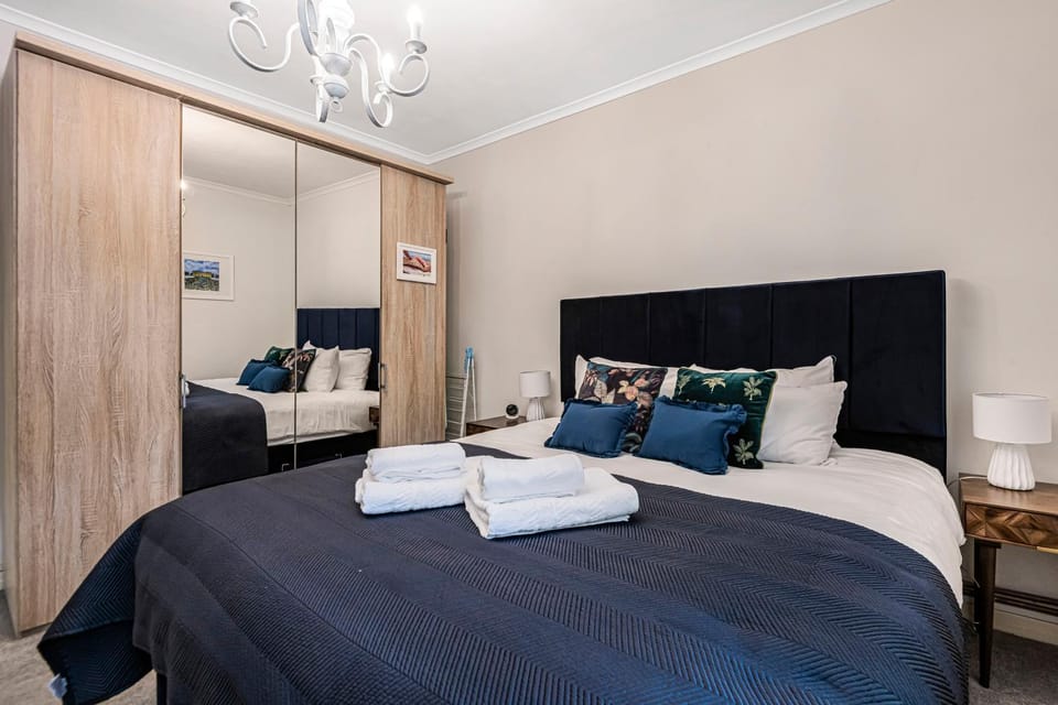Bed, Bedroom, towels
