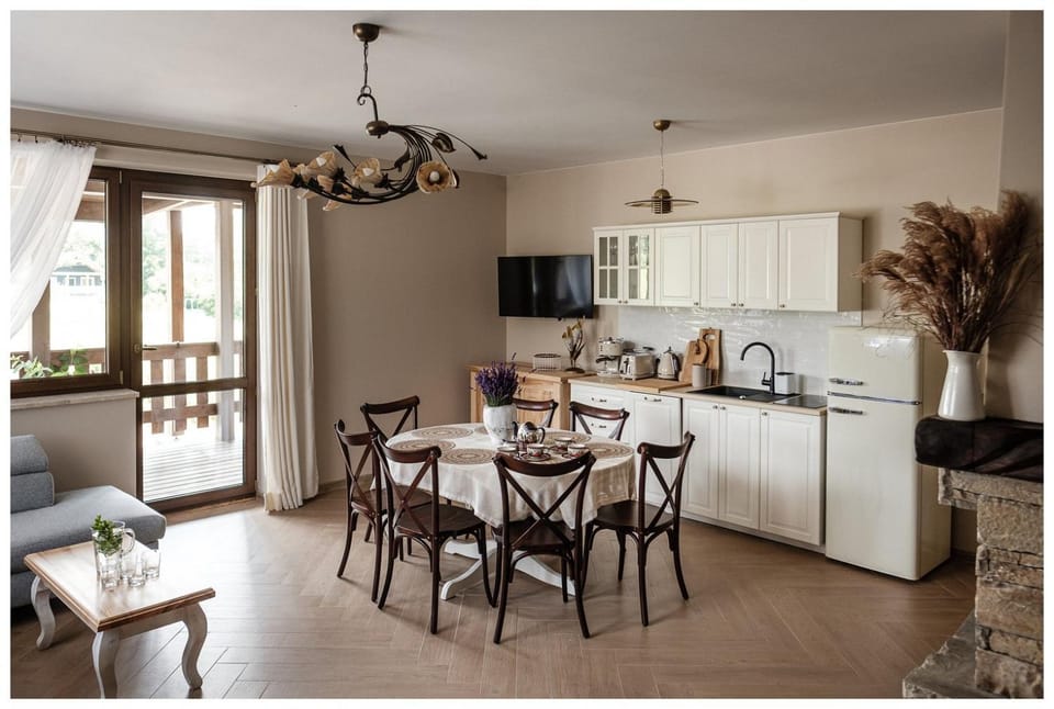 Coffee/tea facilities, Living room, Seating area, Dining area, dishwasher, oven, stove