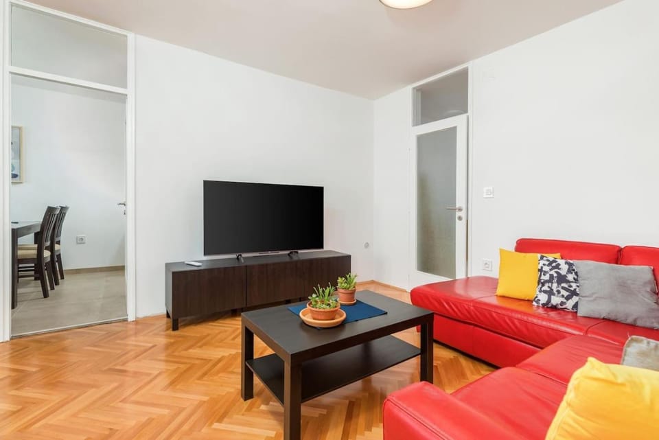 Communal lounge/ TV room, TV and multimedia, Living room, Seating area, Evening entertainment