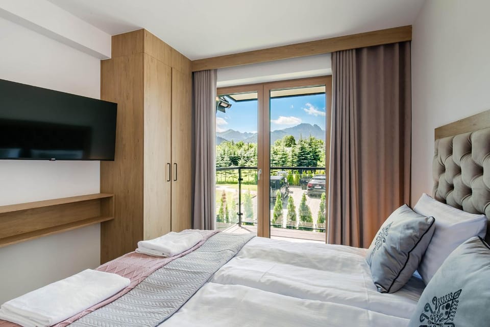 Bed, TV and multimedia, Balcony/Terrace, Photo of the whole room, Bedroom, Mountain view
