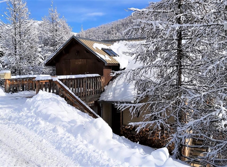 Property building, Day, Natural landscape, Winter, Skiing, Skiing, Mountain view