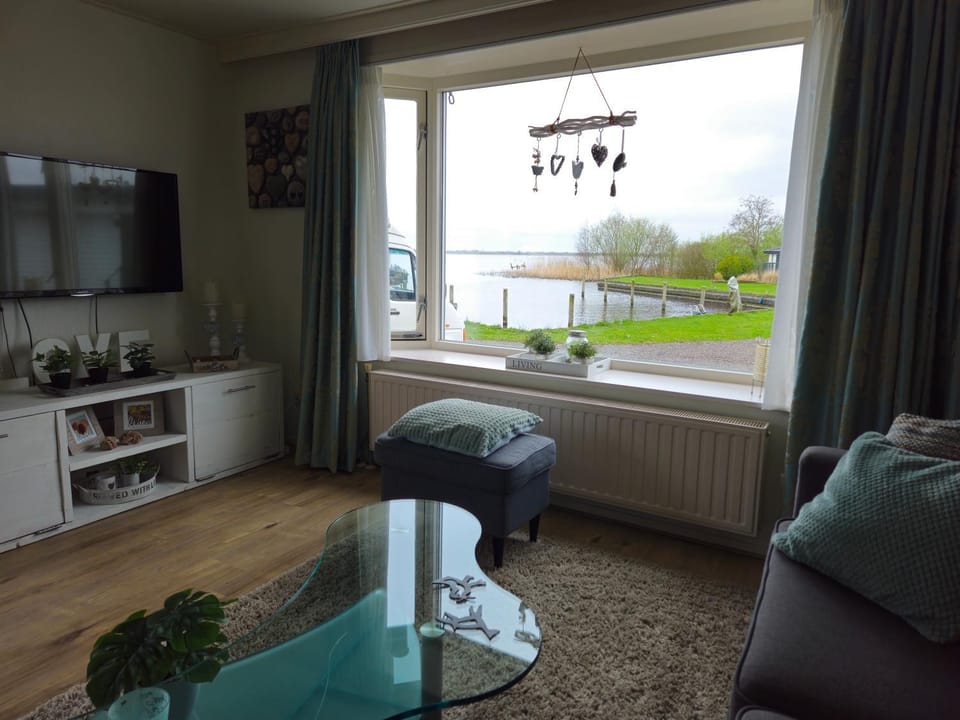 Liefdevol chalet aan het meer Chalet in Burgum