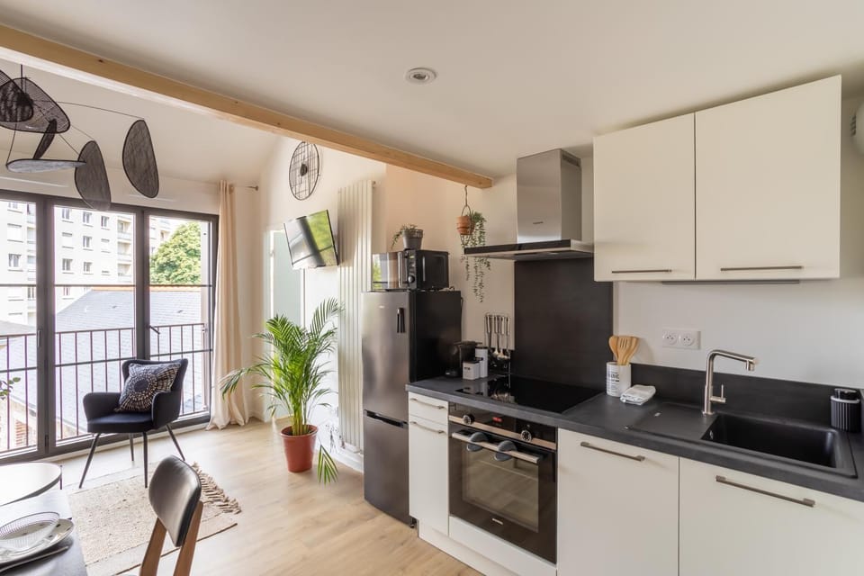 Kitchen or kitchenette, minibar, stove