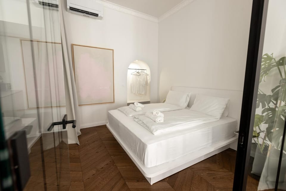 Bed, Photo of the whole room, Bedroom, air conditioner