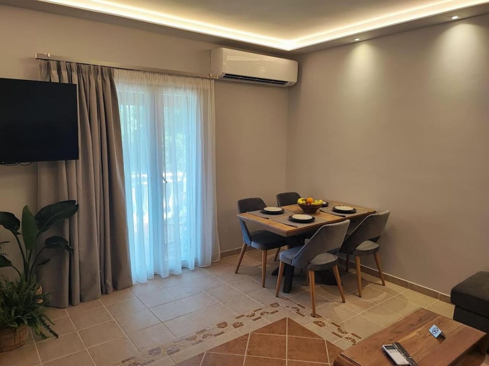 Living room, Dining area