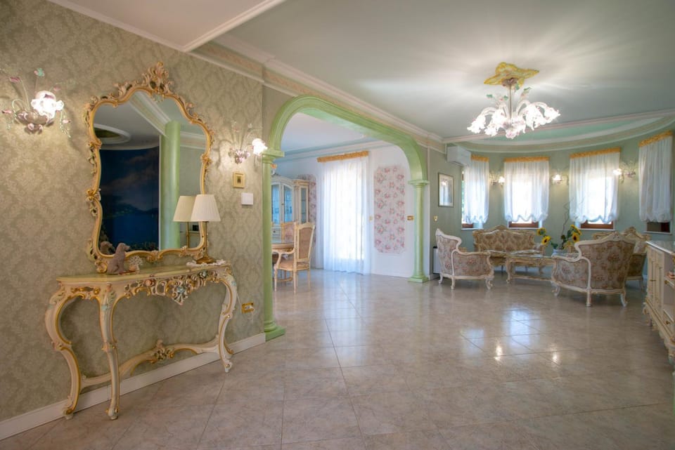 Communal lounge/ TV room