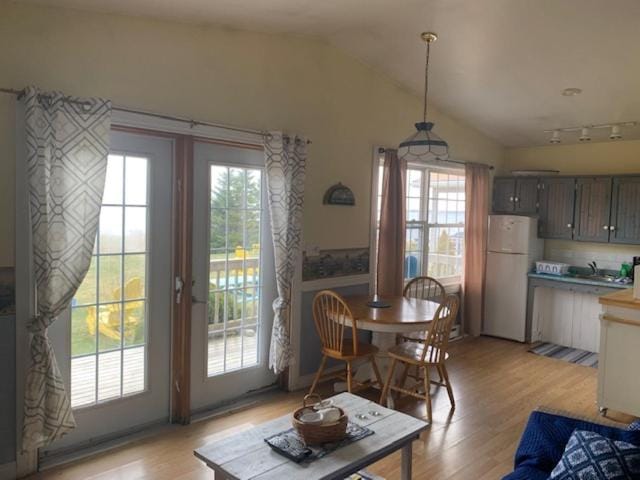 Kitchen or kitchenette, Seating area, Dining area, stove