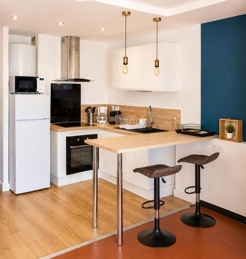 Kitchen or kitchenette