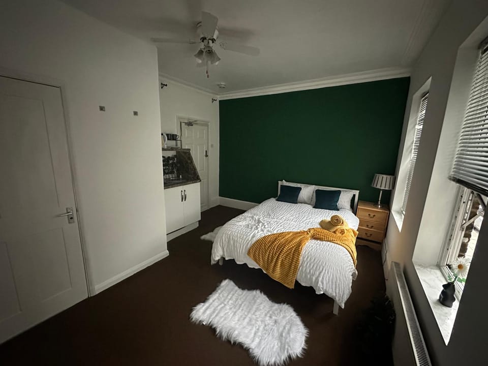 Bed, Photo of the whole room, Bedroom, towels