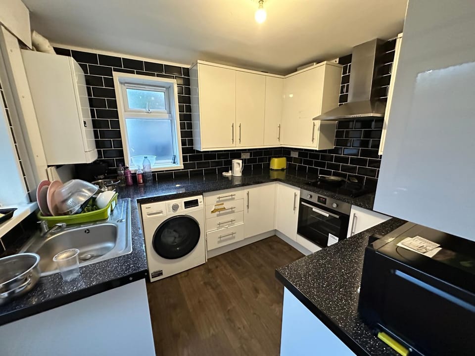 Kitchen or kitchenette, oven, pet friendly, stove, toaster, washing machine