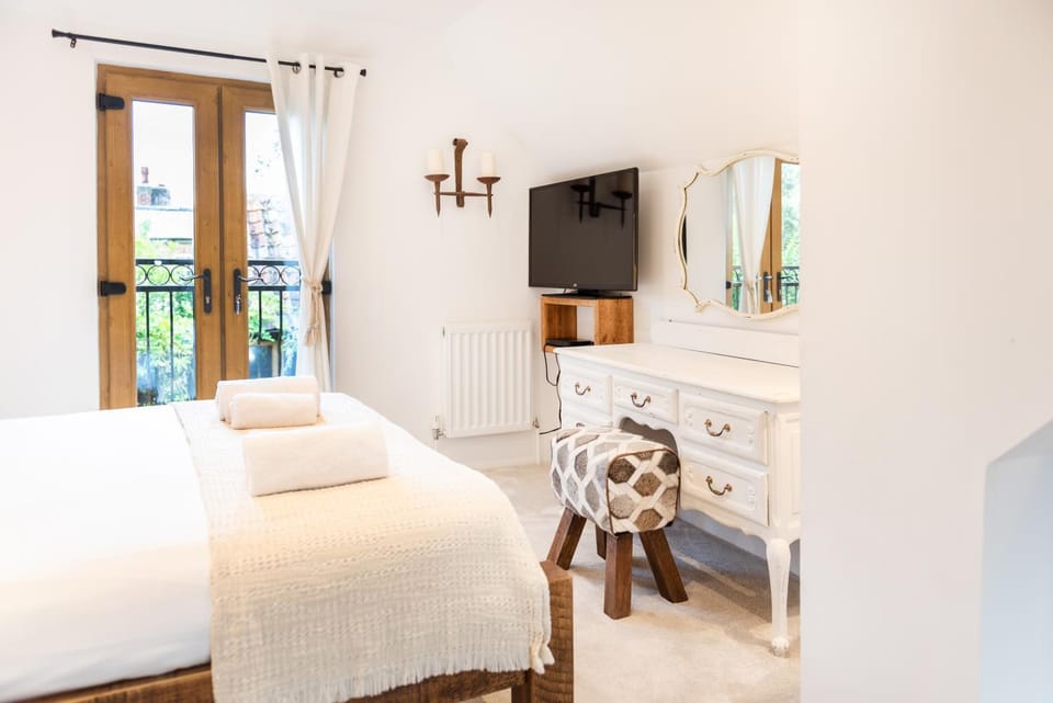Bed, TV and multimedia, Bedroom