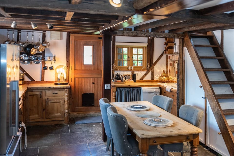 Kitchen or kitchenette, Dining area