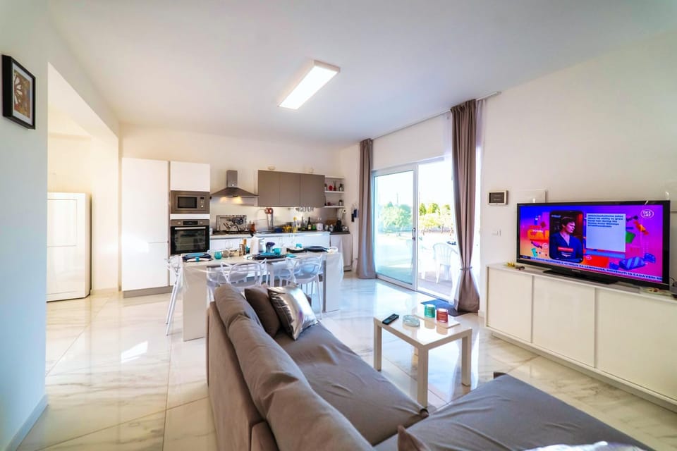 TV and multimedia, Kitchen or kitchenette, Living room, Seating area, Dining area, dishwasher, oven, pet friendly, stove, kitchen