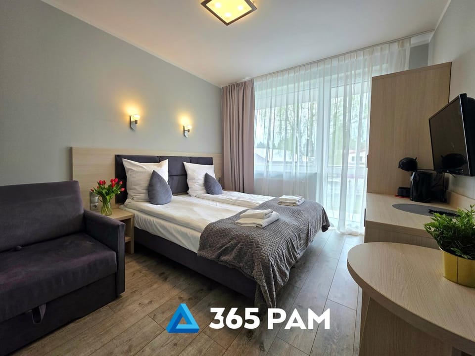 Communal lounge/ TV room, Bed, TV and multimedia, Photo of the whole room, Bedroom