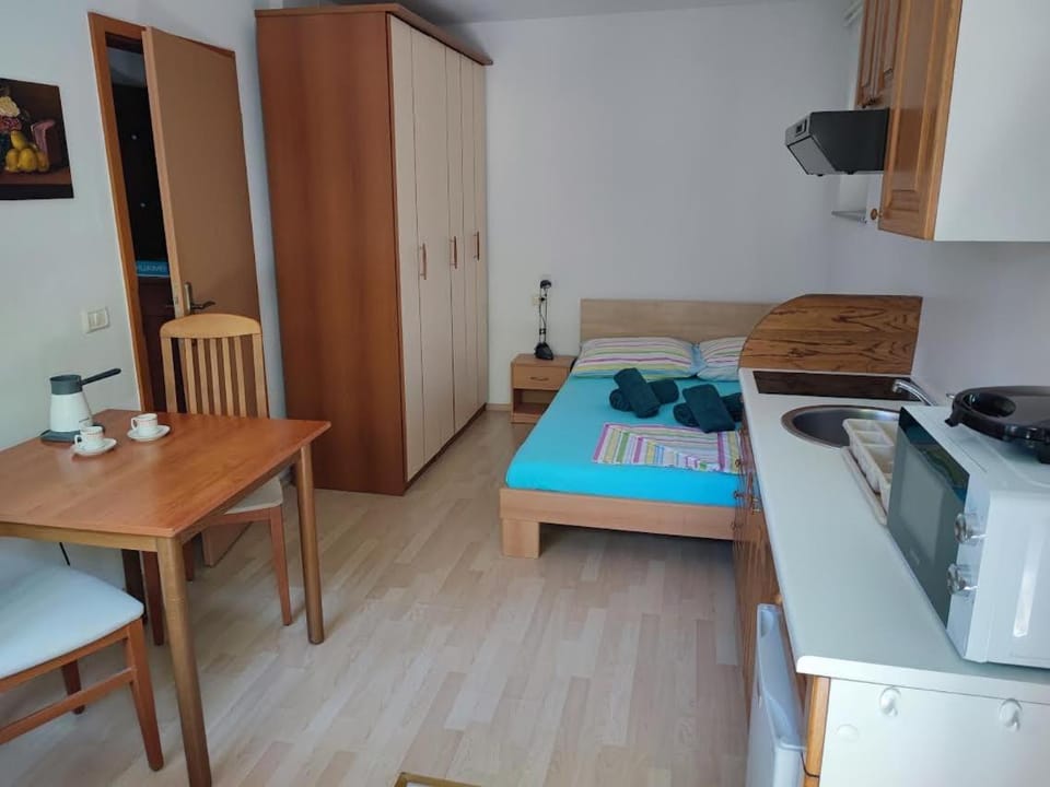 Kitchen or kitchenette, Photo of the whole room