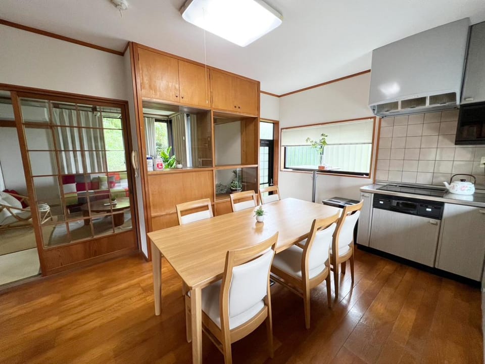 Kitchen or kitchenette, Dining area, minibar