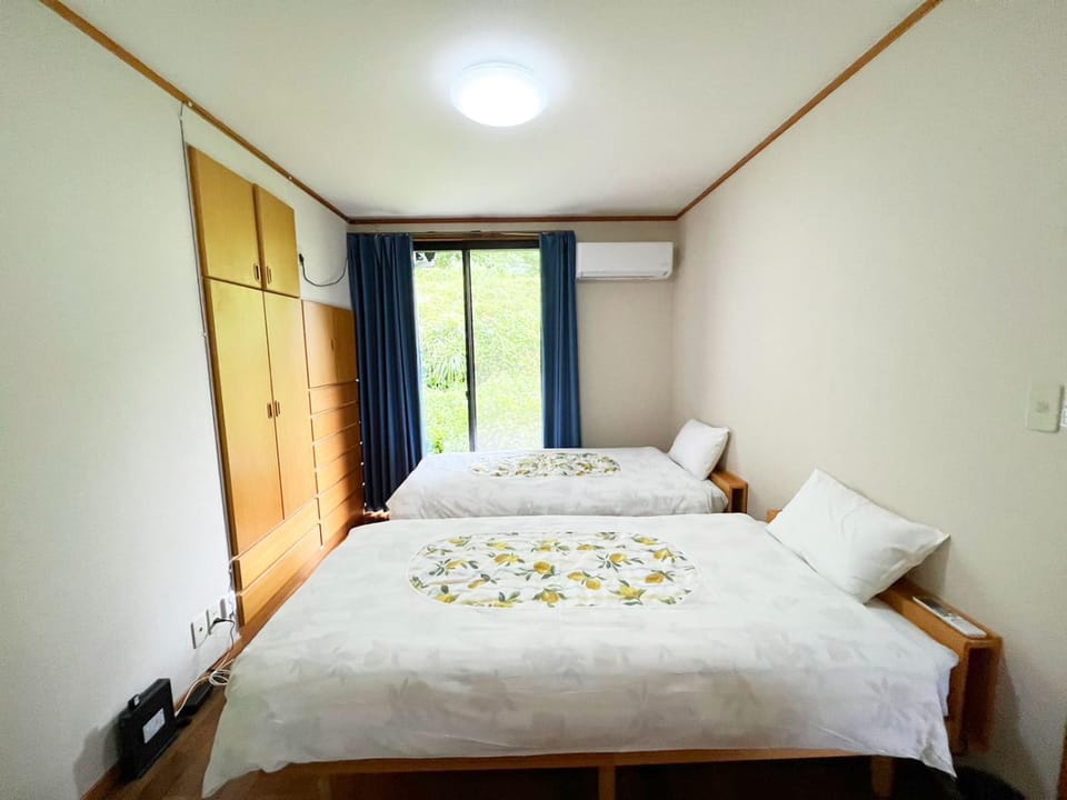 Bed, Photo of the whole room, Bedroom, air conditioner
