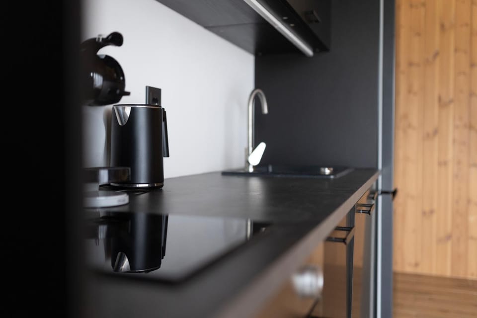 Coffee/tea facilities, Kitchen or kitchenette, stove