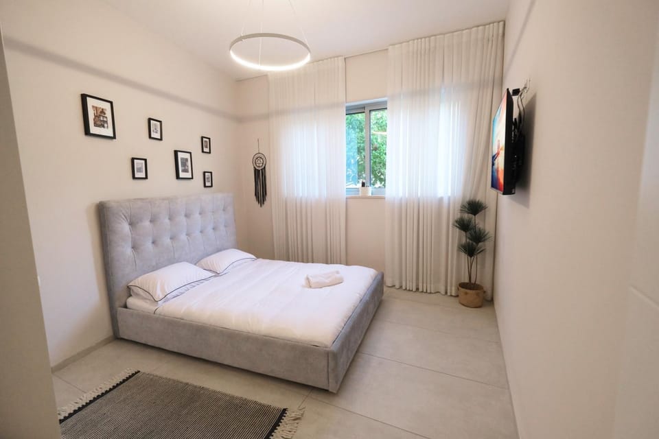 Bed, TV and multimedia, Bedroom, towels