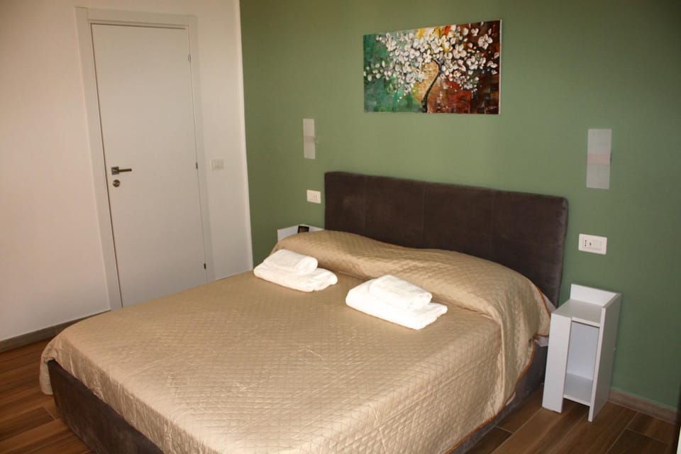 Photo of the whole room, Bedroom, towels