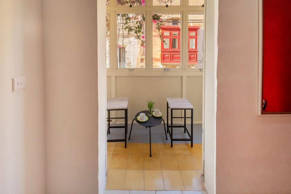 Ensuite budget twin room at quiet and friendly townhouse Bed and Breakfast in Sliema