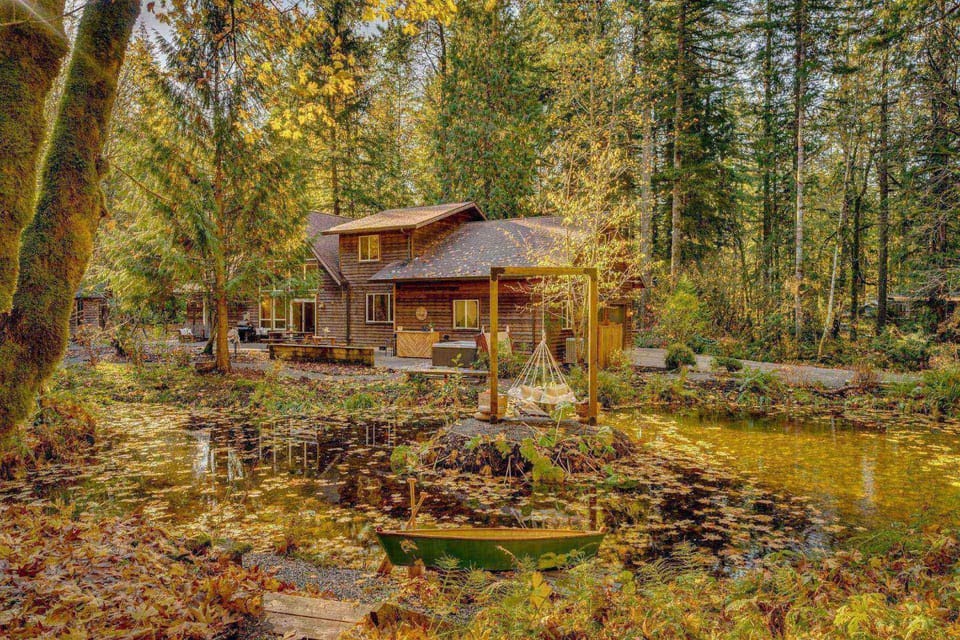 Brokenbridge Pond House in Mount Hood Village