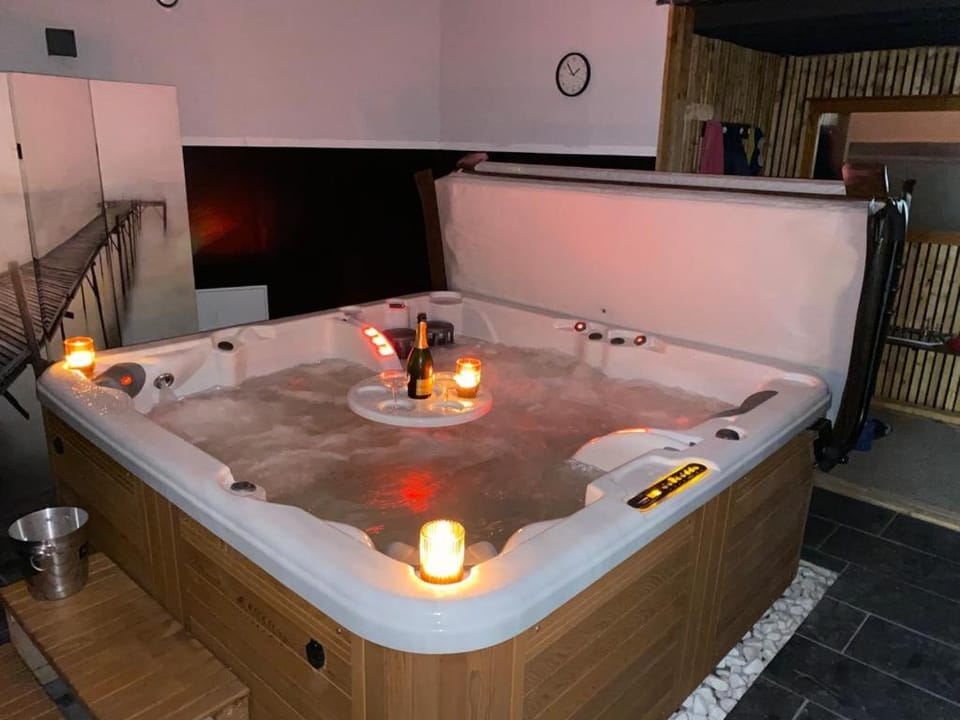 La Villa Audren Love Room Jacuzzi Apartment in Brittany