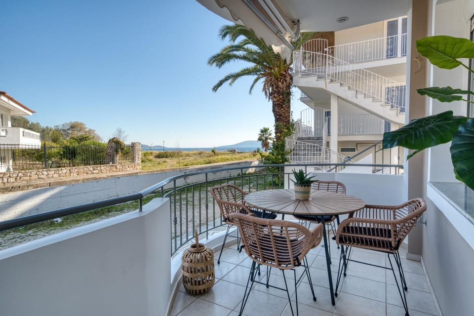 Patio, Natural landscape, View (from property/room), Balcony/Terrace, Seating area, Dining area