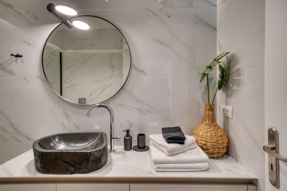 Bathroom, towels