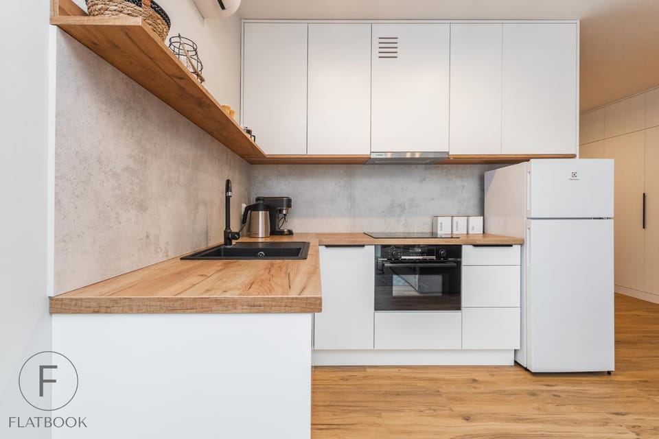 Coffee/tea facilities, Kitchen or kitchenette, stove