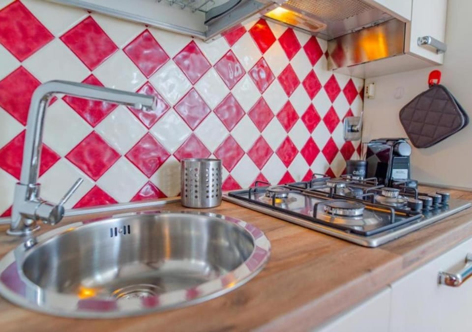 Coffee/tea facilities, Kitchen or kitchenette, stove, kitchen