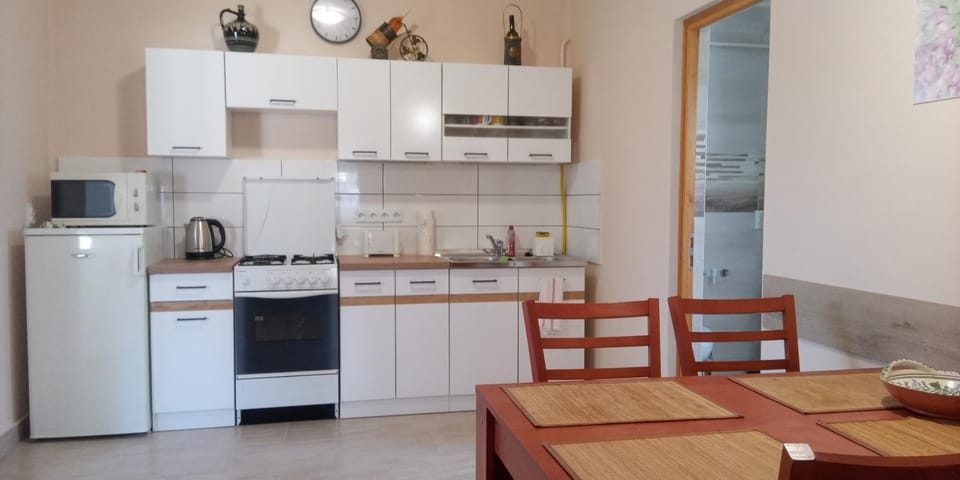 Coffee/tea facilities, Kitchen or kitchenette, Dining area, minibar, pet friendly, toaster