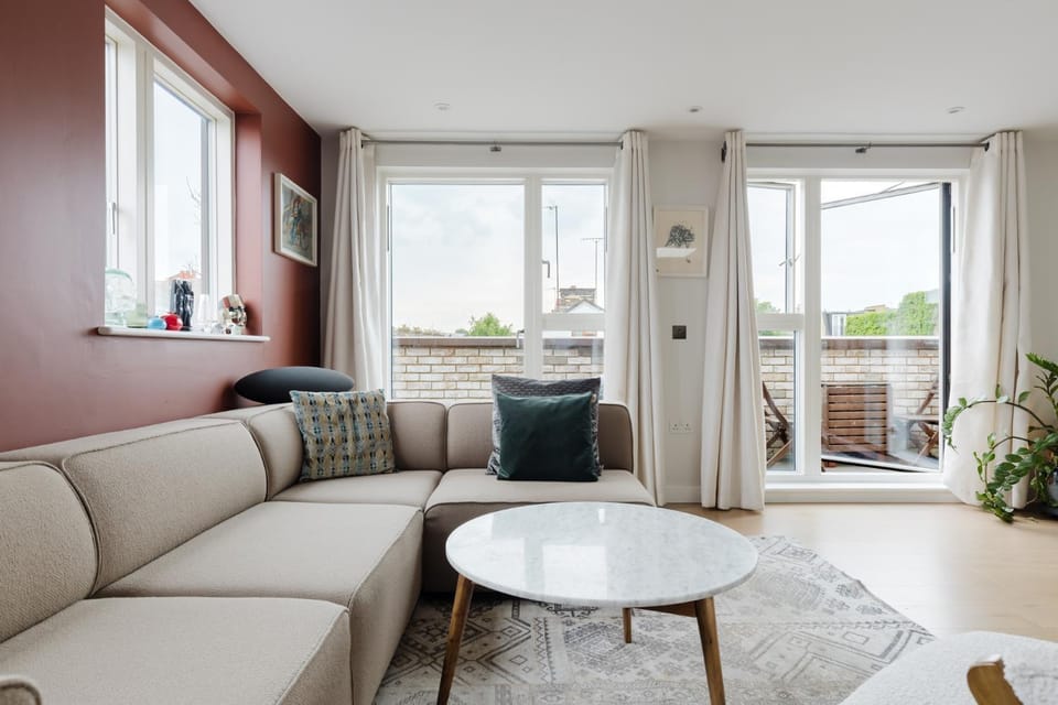 Sleek & Spacious 2BD Flat - Clapham Apartment in London