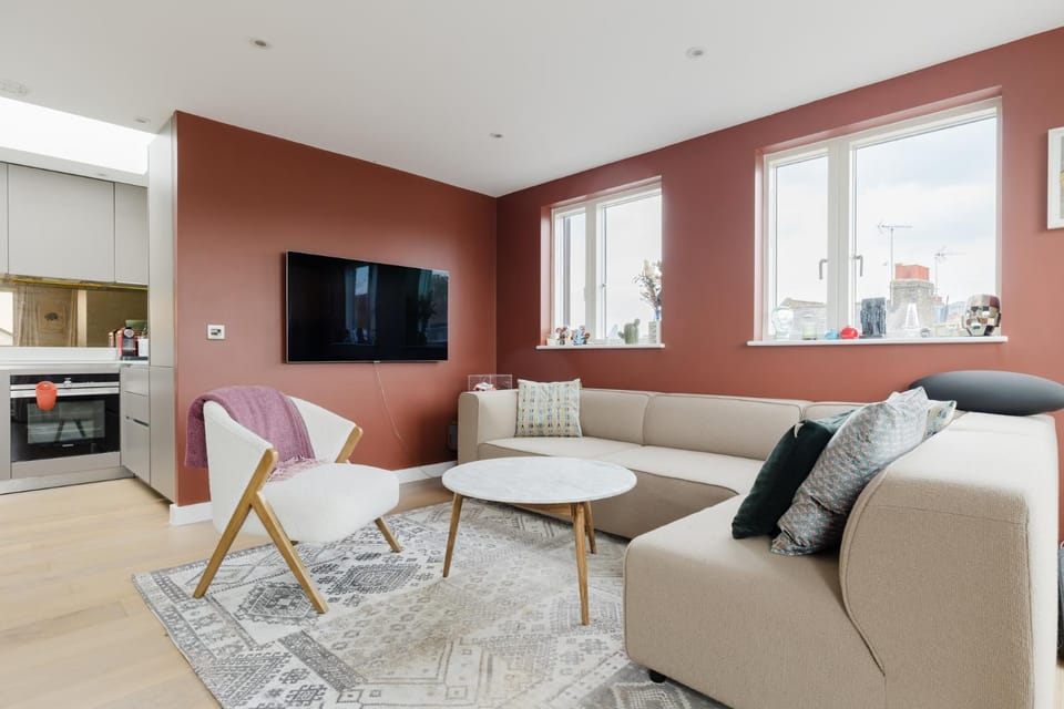 Sleek & Spacious 2BD Flat - Clapham Apartment in London