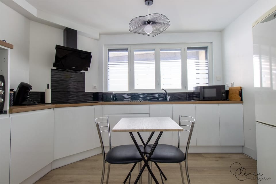 Coffee/tea facilities, microwave, oven, stove, kitchen