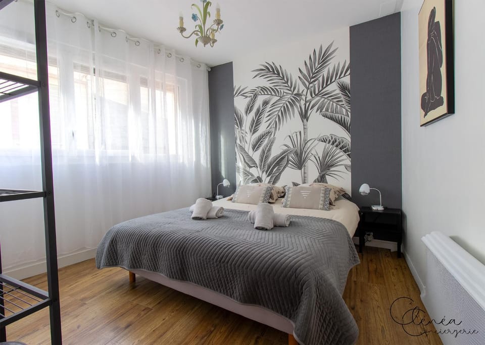 Bed, Photo of the whole room, towels