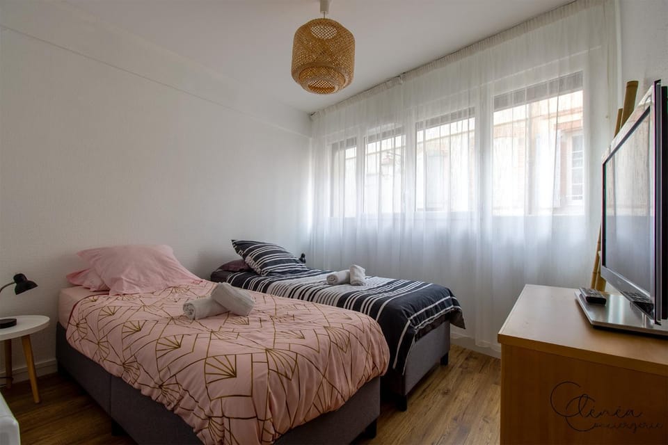 Bed, TV and multimedia, Photo of the whole room, Bedroom, towels