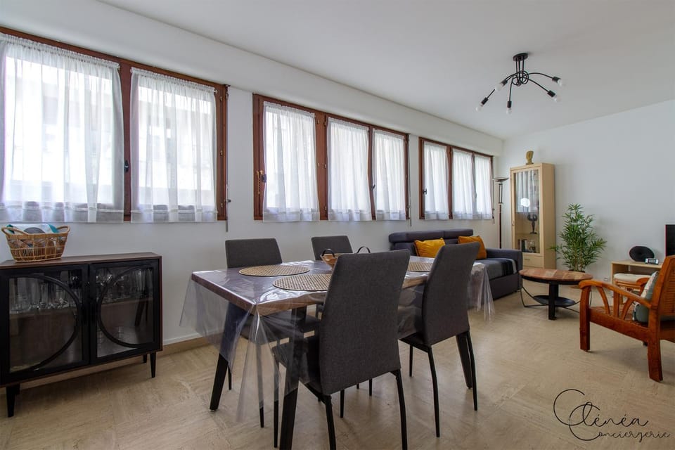 Living room, Decorative detail, Dining area