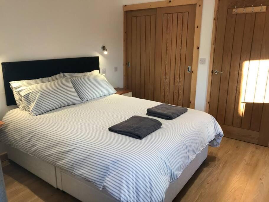 Bed, Bedroom, towels, wardrobe