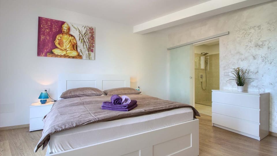 Luxury villa with sea view, pool and jacuzzi near the beach in the town of Pula by WiiBuk Villa in Pula