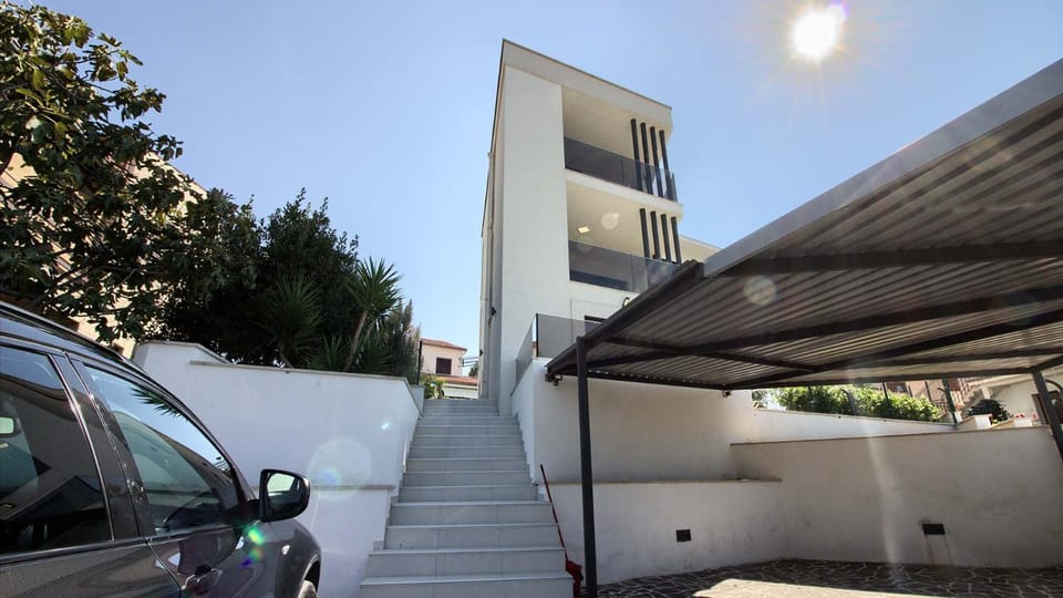 Luxury villa with sea view, pool and jacuzzi near the beach in the town of Pula by WiiBuk Villa in Pula