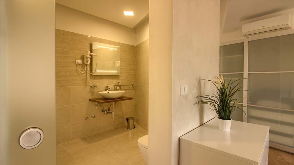Luxury villa with sea view, pool and jacuzzi near the beach in the town of Pula by WiiBuk Villa in Pula