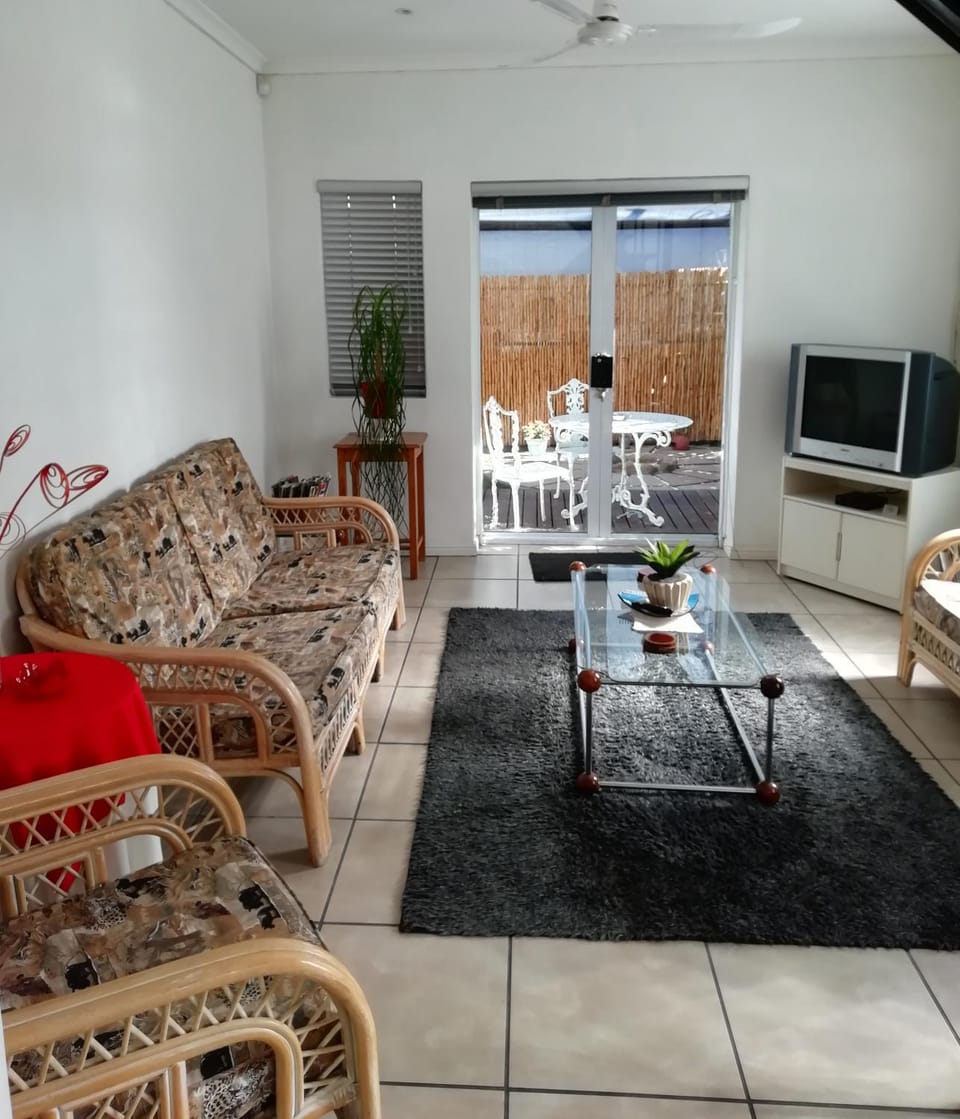 Communal lounge/ TV room, TV and multimedia, Living room, Seating area, Evening entertainment