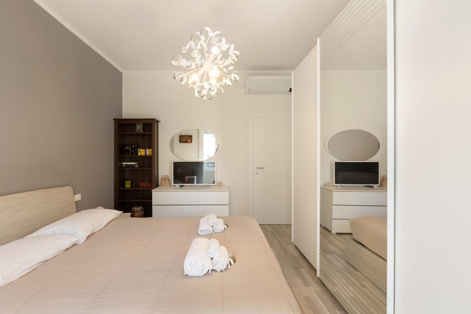 Bed, TV and multimedia, Photo of the whole room, Bedroom, towels, wardrobe